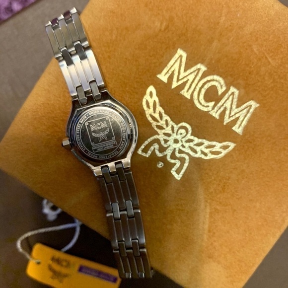 authentic MCM ladies watch in silver tone - Picture 7 of 8